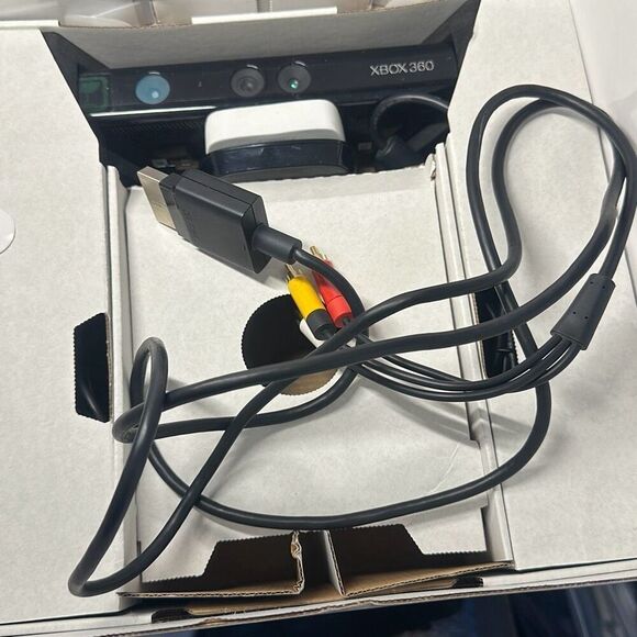 XBox 360 4GB Kinect Console in Original Box TESTED!! NEEDS CLEANED - Picture 14 of 16